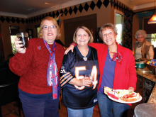 Left to right: Joyce Brein, Carol Cieslik and Carol Solow enjoy lunch Chicago style.