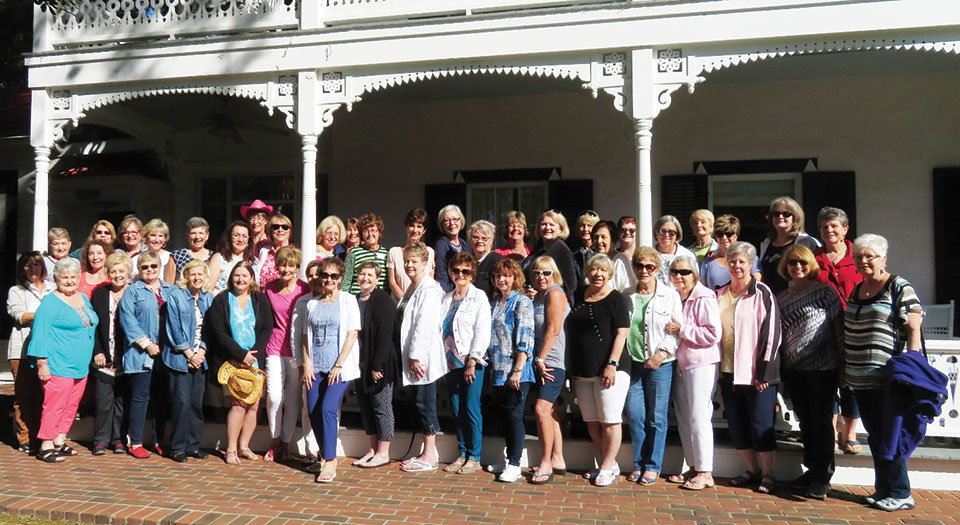 Group picture in front of the historic Gruene Mansion Inn
